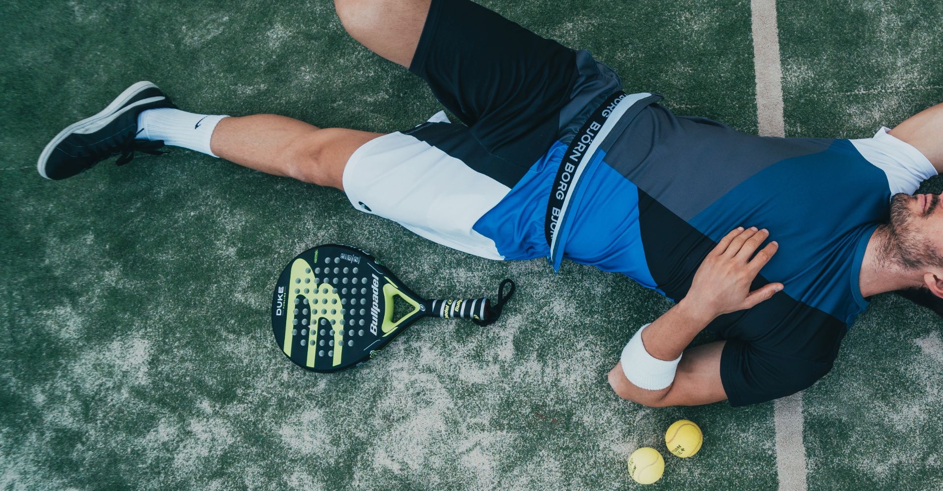 Padel-Doppel auf dem Court während eines intensiven Ballwechsels.